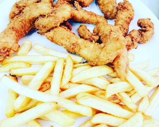 Fish finger with fries and salad=Deditos de Pescado,papas fritas y ensalada